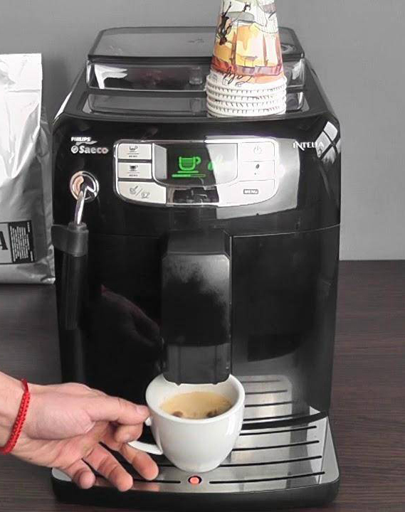 Фото черной автоматической кофемашины Saeco (Саеко) с капучинатором