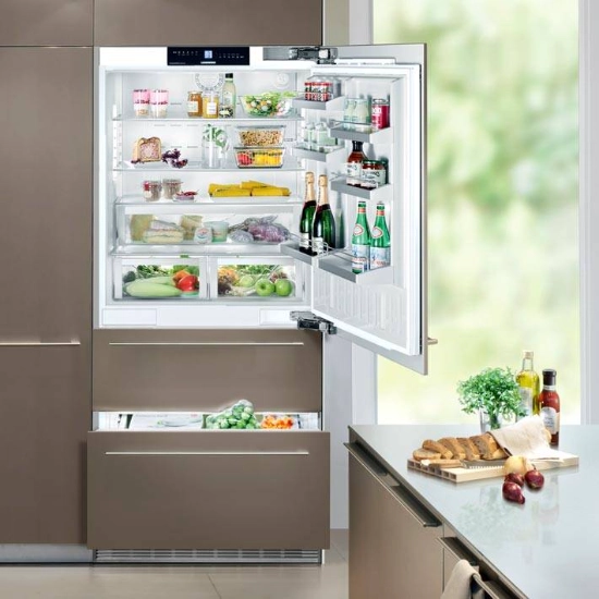 Встроенный холодильник в кухонную мебель